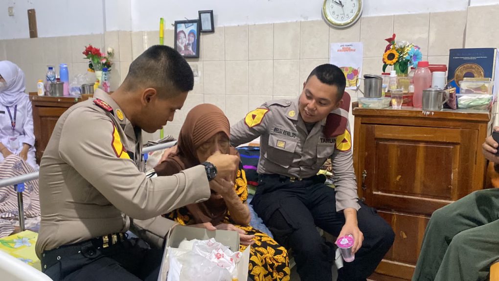 Fasya Fernanda dan rekannya di Taruna Akademi Kepolisian (AKPOL) Tingkat I Angkatan 60 Batalyon Manggala Satya terlihat telaten membantu lansia di Panti Jompo Aisyiyah menikmati sarapan, Jumat 12 Juni 2026. (Foto: Putri Sejati)