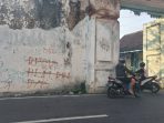 Tembok Keraton Kasunanan Surakarta menjadi sasaran vandalisme oknum-oknum tak bertanggung jawab. (Foto: Putri Sejati)