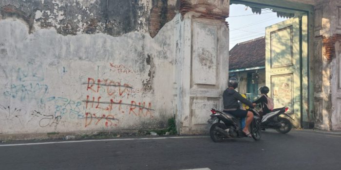 Tembok Keraton Kasunanan Surakarta menjadi sasaran vandalisme oknum-oknum tak bertanggung jawab. (Foto: Putri Sejati)
