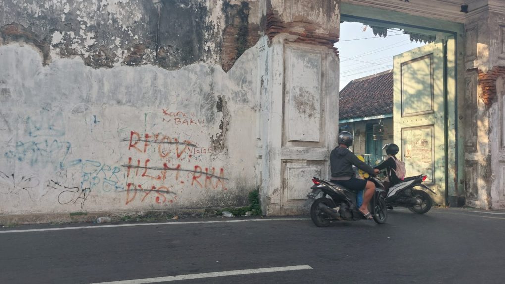 Tembok Keraton Kasunanan Surakarta menjadi sasaran vandalisme oknum-oknum tak bertanggung jawab. (Foto: Putri Sejati)