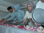 Bupati Boyolali, Agus Irawan (kiri) didampingi istri dan Wakil Bupati Boyolali, Dwi Fajar Nirwana (kedua dari kanan) didampingi suami, melakukan tabur bunga saat ziarah di makam Ki Ageng Pandanaran atau Sunan Bayat dalam rangkaian HUT Hari Jadi ke-179 Kabupaten Boyolali di Desa Paseban, Kecamatan Bayat, Kabupaten Klaten, Jawa Tengah, Jumat 5 Juni 2026 siang. Ziarah tersebut merupakan simbol penghormatan terhadap tokoh penting dalam sejarah berdirinya Kabupaten Boyolali. (Foto: Agatha Janendra)