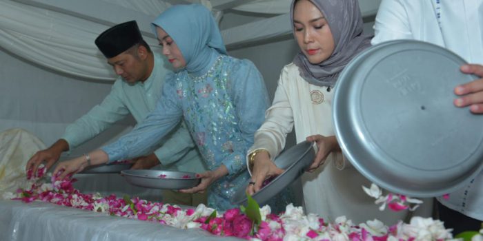 Bupati Boyolali, Agus Irawan (kiri) didampingi istri dan Wakil Bupati Boyolali, Dwi Fajar Nirwana (kedua dari kanan) didampingi suami, melakukan tabur bunga saat ziarah di makam Ki Ageng Pandanaran atau Sunan Bayat dalam rangkaian HUT Hari Jadi ke-179 Kabupaten Boyolali di Desa Paseban, Kecamatan Bayat, Kabupaten Klaten, Jawa Tengah, Jumat 5 Juni 2026 siang. Ziarah tersebut merupakan simbol penghormatan terhadap tokoh penting dalam sejarah berdirinya Kabupaten Boyolali. (Foto: Agatha Janendra)