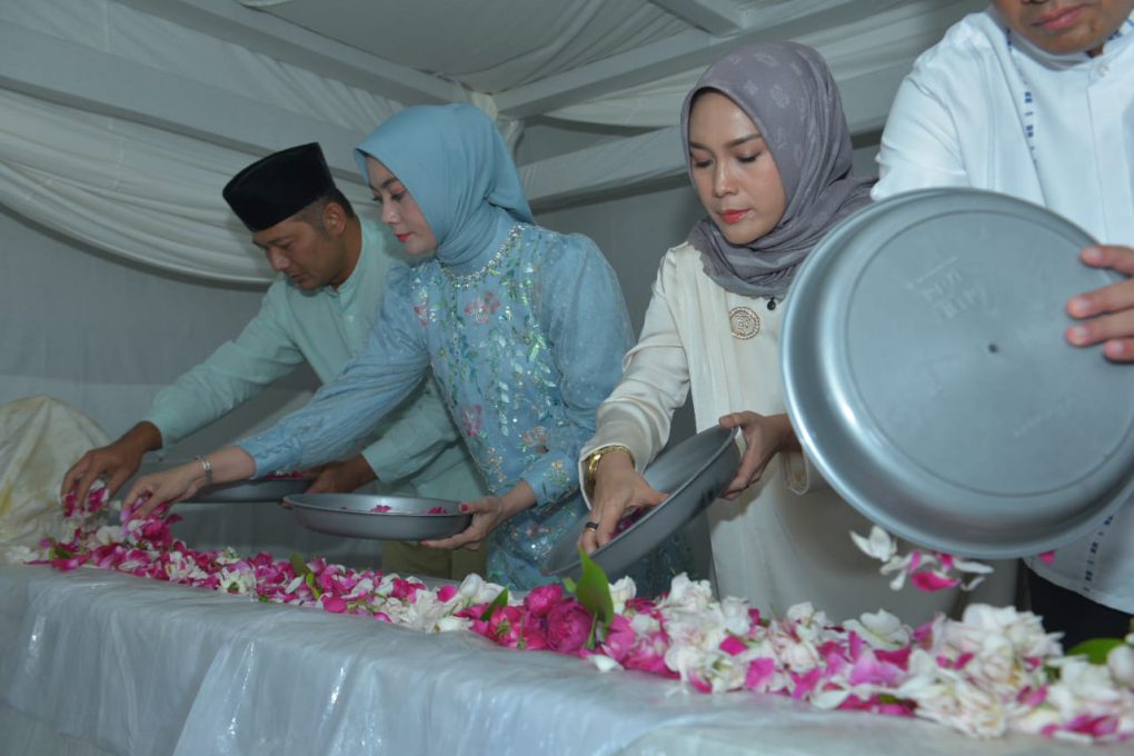 Bupati Boyolali, Agus Irawan (kiri) didampingi istri dan Wakil Bupati Boyolali, Dwi Fajar Nirwana (kedua dari kanan) didampingi suami, melakukan tabur bunga saat ziarah di makam Ki Ageng Pandanaran atau Sunan Bayat dalam rangkaian HUT Hari Jadi ke-179 Kabupaten Boyolali di Desa Paseban, Kecamatan Bayat, Kabupaten Klaten, Jawa Tengah, Jumat 5 Juni 2026 siang. Ziarah tersebut merupakan simbol penghormatan terhadap tokoh penting dalam sejarah berdirinya Kabupaten Boyolali. (Foto: Agatha Janendra)