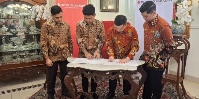 Penandatanganan MoU antara BP Consulting Group berkolaborasi dengan Nuswantara Consulting menandai dluncurkannya PT Bisnis Perkasa Nuswantara (BP Nuswantara) di Dalem Wuryoningratan, Kota Solo, Jawa Tengah, Selasa 21 Juli 2026.  (Foto: Putri Sejati)