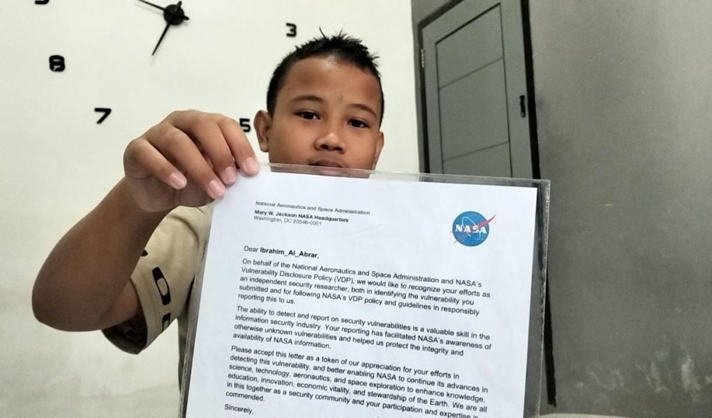 Siswa kelas 6 SD Negeri 3 Genengsari, Ibrahim Al Abrar menunjukkan surat tanda penghargaan yang diberikan oleh Nasa atas keberhasilannya melaporkan celah keamanan domain publik milik Nasa di rumahnya di Desa Genengsari, Kecamatan Kemusu, Kabupaten Boyolali, Jawa Tengah, Sabtu, 18 Juli 2026. (Foto: Agatha Janendra) 18/07/2026.