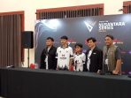Muhammad Ahnaf Ramadhan Kurnia (Player Borneo Hilang Arah) didampingi Aley Hidira Suseno (Kapten Borneo Hilang Arah), Rayi Rahman Hakim (Coach Borneo Hilang Arah), Muslih Wahyudi Rachman (Pelatih Timnas Free Fire SEA Games 2021 dan 2025) dan Ahmad Fadhli Masturoh (Pelatih Free Fire ONIC Esports)