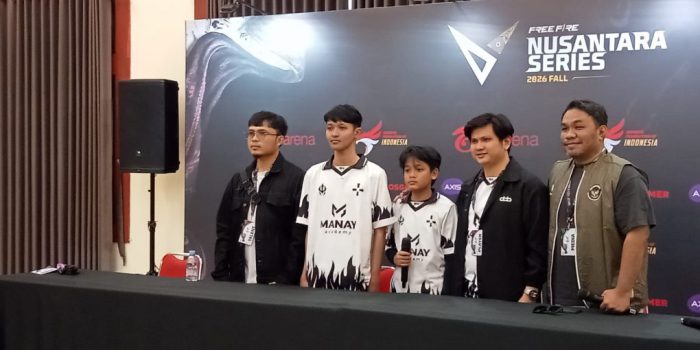 Muhammad Ahnaf Ramadhan Kurnia (Player Borneo Hilang Arah) didampingi Aley Hidira Suseno (Kapten Borneo Hilang Arah), Rayi Rahman Hakim (Coach Borneo Hilang Arah), Muslih Wahyudi Rachman (Pelatih Timnas Free Fire SEA Games 2021 dan 2025) dan Ahmad Fadhli Masturoh (Pelatih Free Fire ONIC Esports)