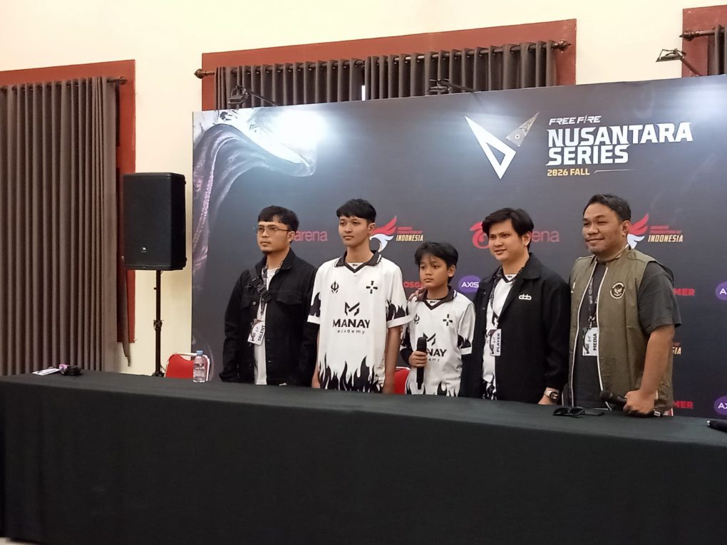 Muhammad Ahnaf Ramadhan Kurnia (Player Borneo Hilang Arah) didampingi Aley Hidira Suseno (Kapten Borneo Hilang Arah), Rayi Rahman Hakim (Coach Borneo Hilang Arah), Muslih Wahyudi Rachman (Pelatih Timnas Free Fire SEA Games 2021 dan 2025) dan Ahmad Fadhli Masturoh (Pelatih Free Fire ONIC Esports)
