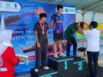 Penggagas Kegiatan Didik Melon (paling kanan) mengalungkan medali kepada salah satu atlet pada Didik Melon Cup 2026 di Boyolali, Jawa Tengah. (Foto: Agatha Janendra)
