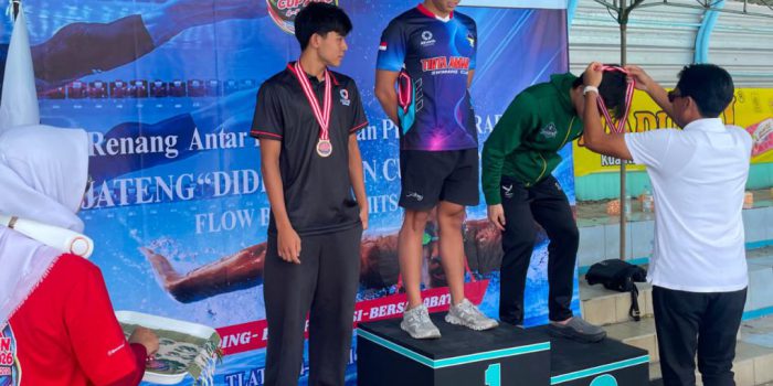 Penggagas Kegiatan Didik Melon (paling kanan) mengalungkan medali kepada salah satu atlet pada Didik Melon Cup 2026 di Boyolali, Jawa Tengah. (Foto: Agatha Janendra)