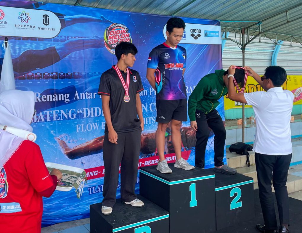 Penggagas Kegiatan Didik Melon (paling kanan) mengalungkan medali kepada salah satu atlet pada Didik Melon Cup 2026 di Boyolali, Jawa Tengah. (Foto: Agatha Janendra)