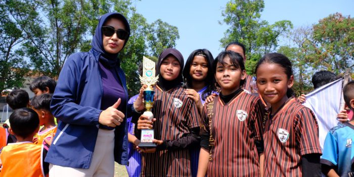 Wakil Wali Kota Solo, Astrid Widayani, menyerahkan piala juara usai menghadiri sekaligus menyaksikan penyelenggaraan Fun Game 2026 yang digelar SSB Madya Pemda di Lapangan Kartopuran, Minggu 12 Juli 2026. (Foto: Putri Sejati)