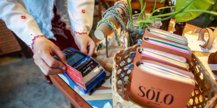 Bank Jakarta mendukung ekosistem pembayaran digital selama pelaksanaan Suaraga Solo 2026 melalui pemanfaatan QRIS dan Electronic Data Capture (EDC) Bank Jakarta sebagai sarana transaksi bagi pengunjung maupun pelaku UMKM yang terlibat pada area festival, khususnya di kawasan PasarPasaran yang menjadi ruang kolaborasi bagi pelaku ekonomi kreatif lokal. (Foto: dok. Bank Jakarta)