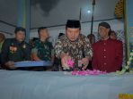 Bupati Boyolali, Agus Irawan (kedua dari kanan) menabur bunga saat Tradisi Buka Luwur Makam Syech Maulana Ibrahim Maghribi di Desa Candisari, Kecamatan Gladagsari, Kabupaten Boyolali, Jawa Tengah, Jumat 10 Juli 2026. (Foto: Agatha Janendra)
