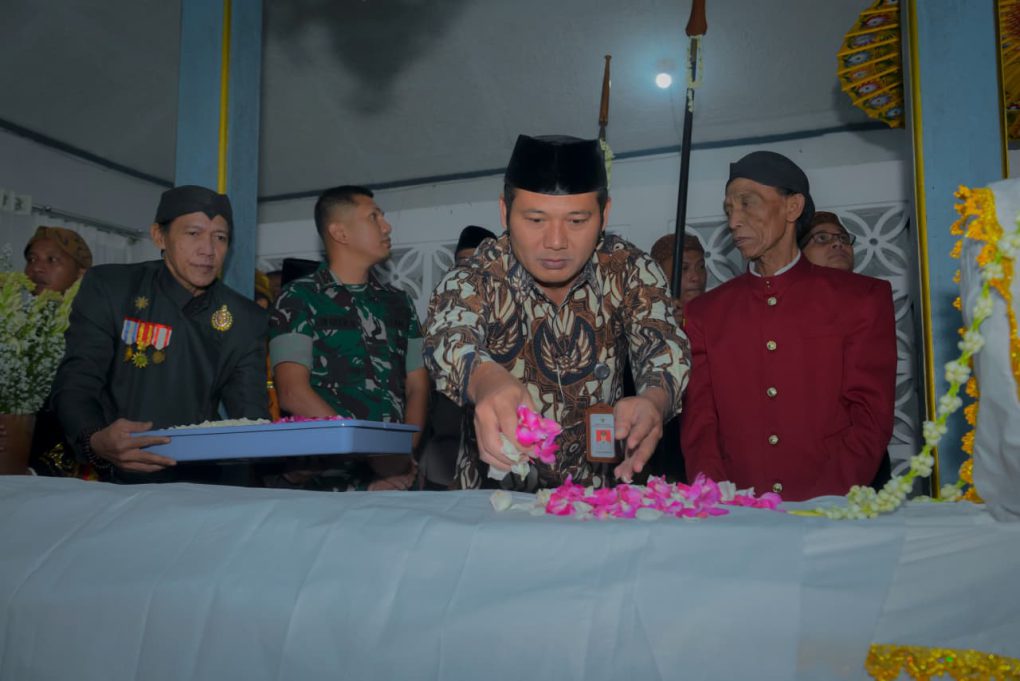 Bupati Boyolali, Agus Irawan (kedua dari kanan) menabur bunga saat Tradisi Buka Luwur Makam Syech Maulana Ibrahim Maghribi di Desa Candisari, Kecamatan Gladagsari, Kabupaten Boyolali, Jawa Tengah, Jumat 10 Juli 2026. (Foto: Agatha Janendra)