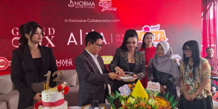 Pemotongan tumpeng menandai HUT ke-13 Norma Aesthetic Clinic, Sabtu 25 Juli 2026. (Foto: Putri Sejati)