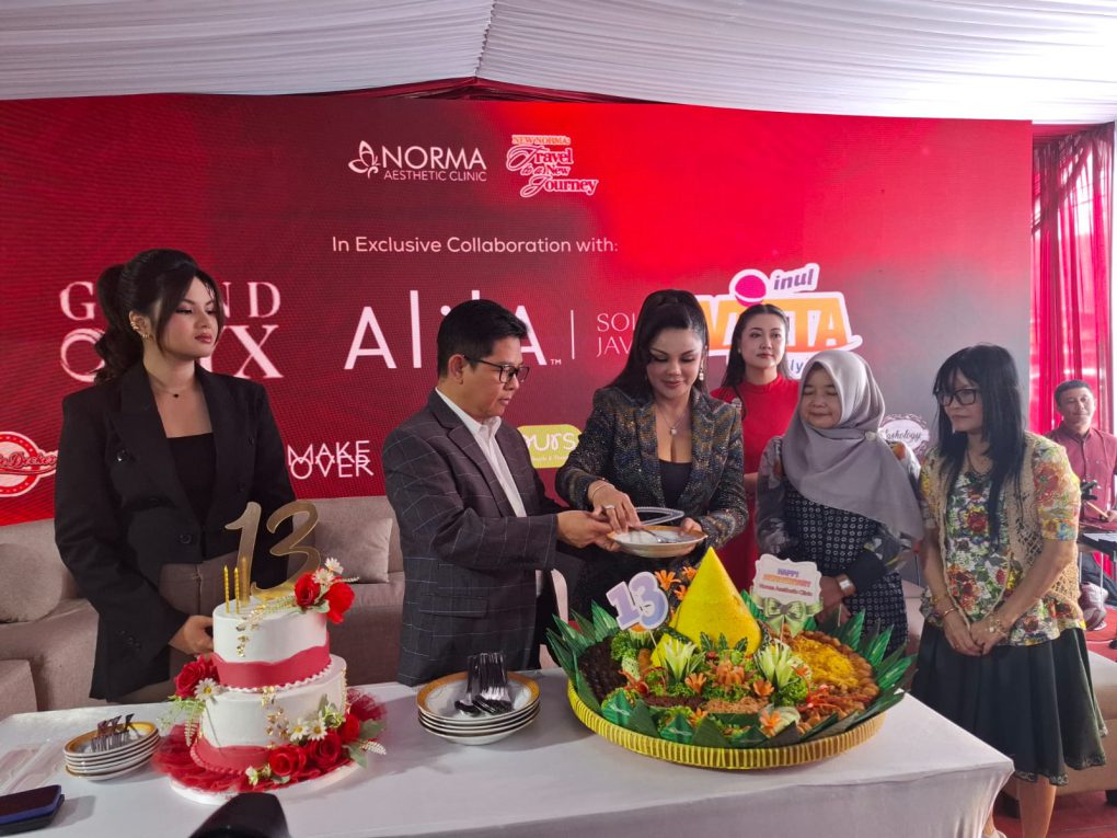 Pemotongan tumpeng menandai HUT ke-13 Norma Aesthetic Clinic, Sabtu 25 Juli 2026. (Foto: Putri Sejati)