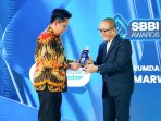 pdam boyolali Dirut Perumda Tirta Ampera Boyolali, Iwan Marwanto (kiri), saat menerima penghargaan.. (Foto: Agatha Janendra)