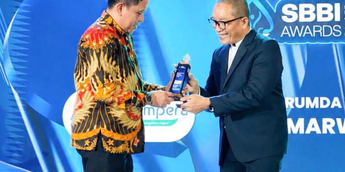 Dirut Perumda Tirta Ampera Boyolali, Iwan Marwanto (kiri), saat menerima penghargaan.. (Foto: Agatha Janendra)