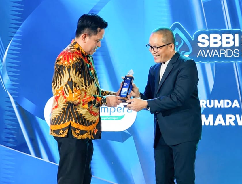 Dirut Perumda Tirta Ampera Boyolali, Iwan Marwanto (kiri), saat menerima penghargaan.. (Foto: Agatha Janendra)