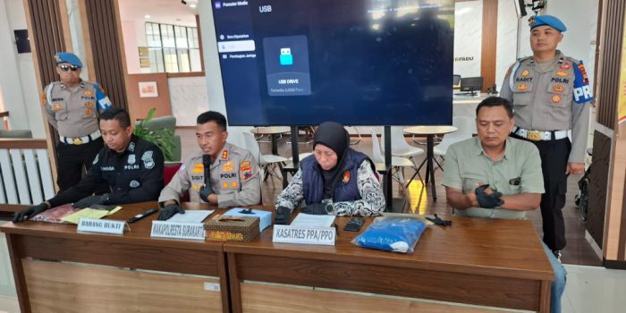 Wakapolresta AKBP Sigit mengungkap kasus tindak pidana asusila di muka umum dan kekerasan seksual nonfisik yang terjadi di salah satu pusat perbelanjaan di Kota Solo. dalam konferensi pers di Lobby Mako 1 Polresta Solo, Rabu 24 Juni 2026 sore. (Foto: Putri Sejati)