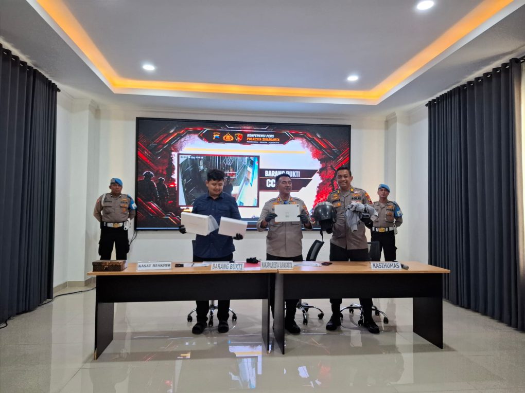 Wakapolresta Solo, AKBP SIgit (tengah)menunjukkan sejumlah barang buktu yang diamankan dari pelaku pencurian emas di toko emas saat press rilis yang digelar di Mapolresta Solo, Senin 29 Juni 2026. (Foto: Putri Sejati)