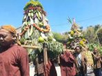 Warga pesisir Pantai Nampu sekaligus peserta kirab mengusung gunungan saat tradisi sedekah bumi di Desa Gunturharjo, Kecamatan Paranggupito, Kabupaten Wonogiri, Jawa Tengah. (Foto: Agatha Janendra)