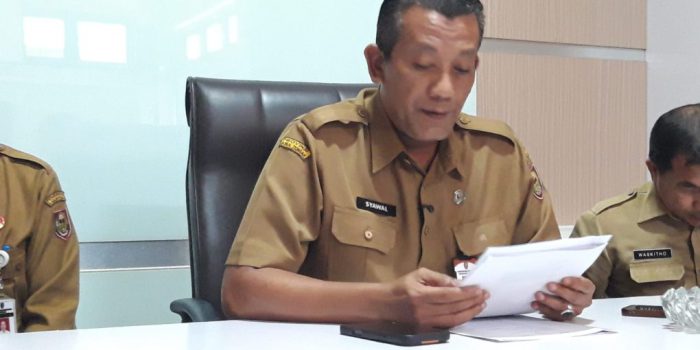 Sekda Boyolali, Syawalludin membacakan keputusan di depan awak media di kantor Sekda Boyolali, Jawa Tengah, Senin 13 Juli 2026. (Foto: Agatha Janendra)