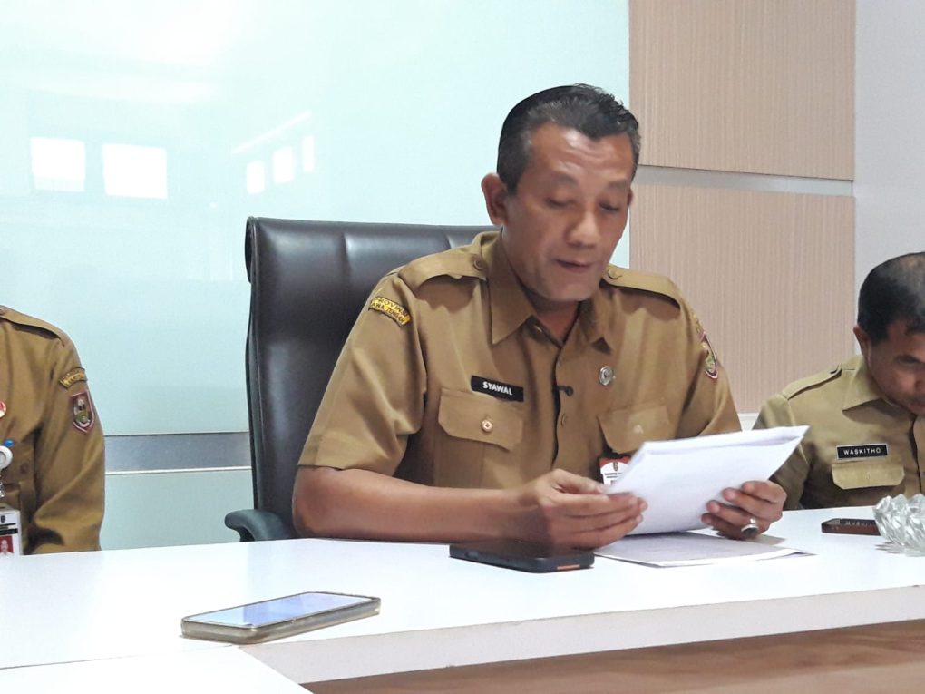 Sekda Boyolali, Syawalludin membacakan keputusan di depan awak media di kantor Sekda Boyolali, Jawa Tengah, Senin 13 Juli 2026. (Foto: Agatha Janendra)