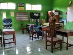 siswa baru Guru kelas satu SD Negeri Cepokosawit 2, Andriyani Mudrikah, mengajar satu-satunya siswa baru kelas satu, Khanza pada hari pertama masuk sekolah tahun ajaran 2026/2027 di SD Negeri Cepokosawit 2 di Desa Cepokosawit, Kecamatan Sawit, Kabupaten Boyolali, Jawa Tengah, Senin 13 Juli 2026. (Foto Agatha Janendra)