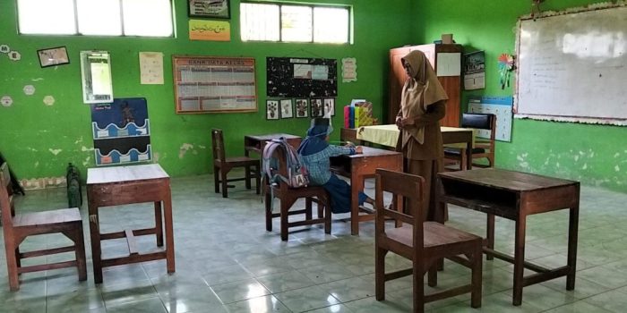 Guru kelas satu SD Negeri Cepokosawit 2, Andriyani Mudrikah, mengajar satu-satunya siswa baru kelas satu, Khanza pada hari pertama masuk sekolah tahun ajaran 2026/2027 di SD Negeri Cepokosawit 2 di Desa Cepokosawit, Kecamatan Sawit, Kabupaten Boyolali, Jawa Tengah, Senin 13 Juli 2026. (Foto Agatha Janendra)