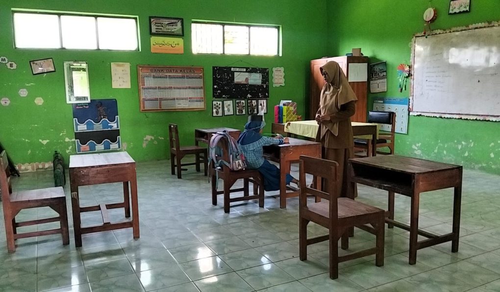 Guru kelas satu SD Negeri Cepokosawit 2, Andriyani Mudrikah, mengajar satu-satunya siswa baru kelas satu, Khanza pada hari pertama masuk sekolah tahun ajaran 2026/2027 di SD Negeri Cepokosawit 2 di Desa Cepokosawit, Kecamatan Sawit, Kabupaten Boyolali, Jawa Tengah, Senin 13 Juli 2026. (Foto Agatha Janendra)