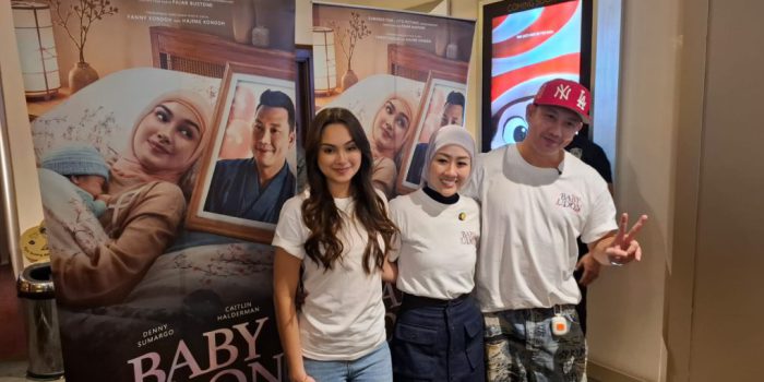 Dari Ka-Ki: Denny Sumargo (Produser & Pemeran Hajime) - ⁠Caitlin Halderman (Pemeran Fanny) - ⁠Fanny Kondoh (Pemilik kisah aslinya) saat screening film Baby Udon di XXI Solo Paragon Mall, Kota Solo, Jawa Tengah, Senin 17 Agustus 2026. (Foto: Putri Sejati)