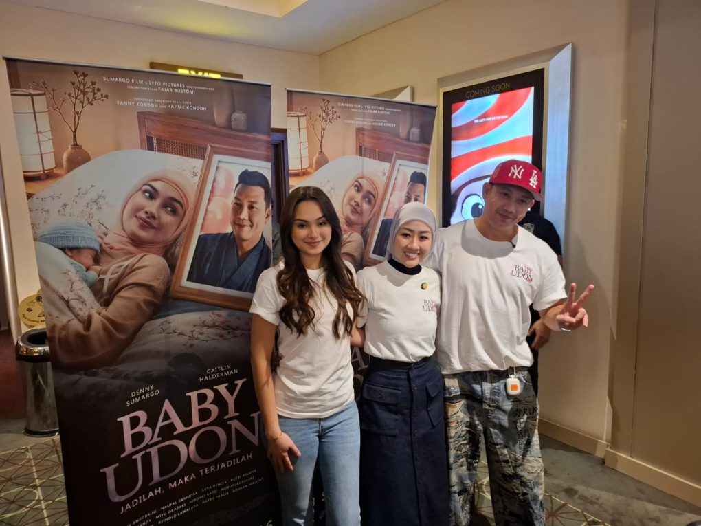 Dari Ka-Ki: Denny Sumargo (Produser & Pemeran Hajime) - ⁠Caitlin Halderman (Pemeran Fanny) - ⁠Fanny Kondoh (Pemilik kisah aslinya) saat screening film Baby Udon di XXI Solo Paragon Mall, Kota Solo, Jawa Tengah, Senin 17 Agustus 2026. (Foto: Putri Sejati)