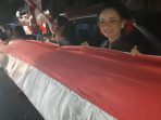 Jemaat GSJA IMMANUEL Boyolali mengenakan pakaian adat tradisional ikut membentangkan bendera Merah Putih sepanjang 81 meter di Boyolali, Jawa Tengah, Senin malam 17 Agustus 2026. (Foto: Agatha Janendra)