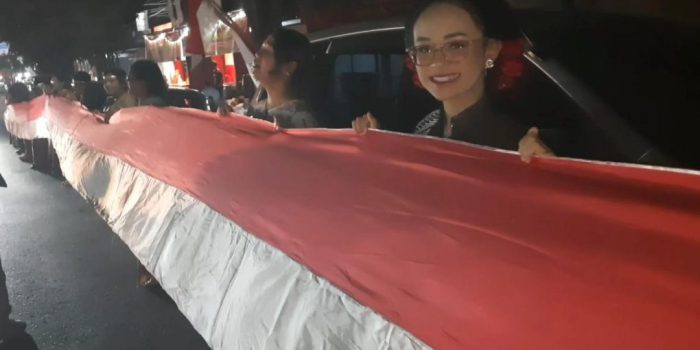 Jemaat GSJA IMMANUEL Boyolali mengenakan pakaian adat tradisional ikut membentangkan bendera Merah Putih sepanjang 81 meter di Boyolali, Jawa Tengah, Senin malam 17 Agustus 2026. (Foto: Agatha Janendra)