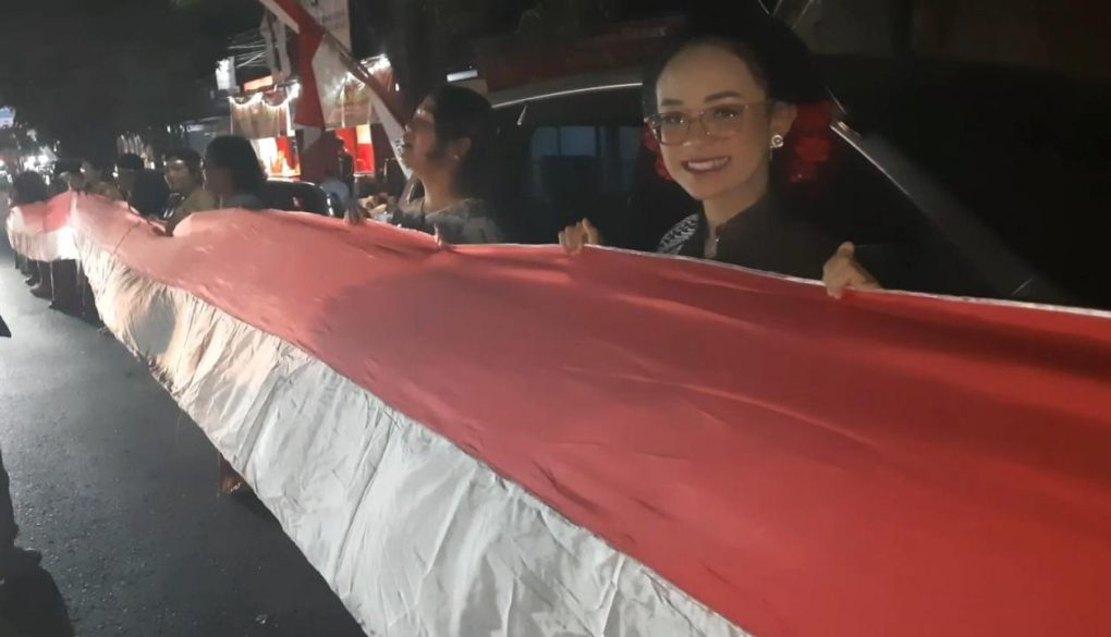 Jemaat GSJA IMMANUEL Boyolali mengenakan pakaian adat tradisional ikut membentangkan bendera Merah Putih sepanjang 81 meter di Boyolali, Jawa Tengah, Senin malam 17 Agustus 2026. (Foto: Agatha Janendra)