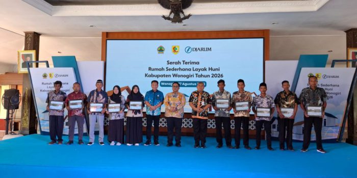 Penyerahan bantuan renovasi rumah sendiri dihadiri Wakil Bupati Wonogiri Imron Rizkyarno, General Manager Community Development PT Djarum Achmad Budiharto, jajaran Forum Koordinasi Pimpinan Daerah (Forkopimda), serta perwakilan kecamatan dan desa penerima manfaat serta warga yang mendapatkan bantuan di Pendopo Kantor Bupati Wonogiri, Kamis 27 Agustus 2026. (Foto: Putri Sejati)