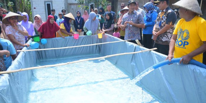 air bersih boyolali Bupati Boyolali, Agus Irawan (keempat dari kanan) berbincang dengan warga saat menyalurkan bantuan air bersih di Desa Bercak, Kecamatan Wonosegoro, Kabupaten Boyolali, Jawa Tengah, Rabu 5 Agustus 2026. (Foto: Agatha Janendra)