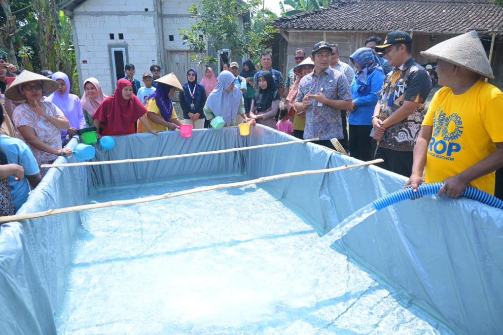 Bupati Boyolali, Agus Irawan (keempat dari kanan) berbincang dengan warga saat menyalurkan bantuan air bersih di Desa Bercak, Kecamatan Wonosegoro, Kabupaten Boyolali, Jawa Tengah, Rabu 5 Agustus 2026. (Foto: Agatha Janendra)