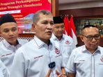 Bupati Wonogiri, Setyo Sukarno (tengah) didampingi KPH Prof Dr Katno Hadi SE, MM, MH (kanan) usai acara pengukuhan pengurus pengusaha bakso Wonogiri mendunia di Pendopo Kabupaten Wonogiri, Jumat 31 Juli 2026 malam. (Foto: dok ist)