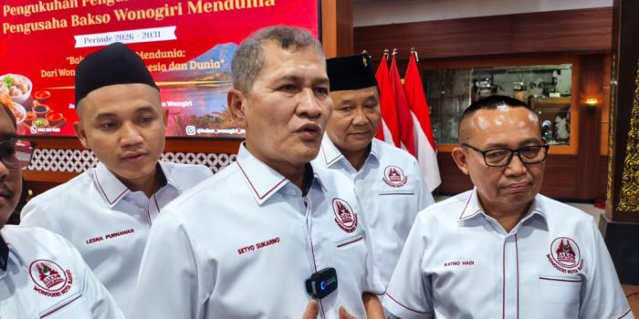 Bupati Wonogiri, Setyo Sukarno (tengah) didampingi KPH Prof Dr Katno Hadi SE, MM, MH (kanan) usai acara pengukuhan pengurus pengusaha bakso Wonogiri mendunia di Pendopo Kabupaten Wonogiri, Jumat 31 Juli 2026 malam. (Foto: dok ist)