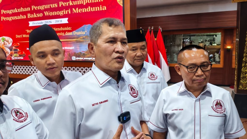 Bupati Wonogiri, Setyo Sukarno (tengah) didampingi KPH Prof Dr Katno Hadi SE, MM, MH (kanan) usai acara pengukuhan pengurus pengusaha bakso Wonogiri mendunia di Pendopo Kabupaten Wonogiri, Jumat 31 Juli 2026 malam. (Foto: dok ist)