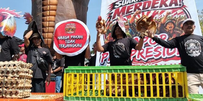 Para peternak ayam menggelar Aksi Protes Harga Pakan Ternak Mahal di Tugu Jagung kompleks perkantoran Pemkab Boyolali, Jawa Tengah, Senin 10 Agustus 2026 siang. (Foto: Agatha Janendra)