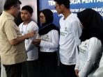 Manaker Yassierli menyematkan tanda peserta pada pembukaan acara Pelatihan dan Penempatan Tenaga Kerja Penyandanh Disabilitas di Pendopo Gede, Kabupaten Boyolali, Jawa Tengah, Jumat 31 Juli 2026. (Foto: Agatha Janendra)
