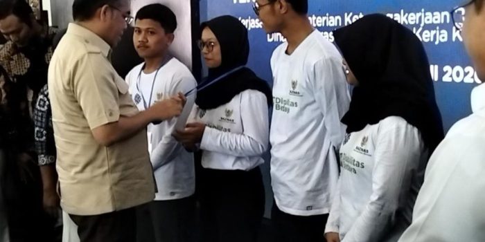 Manaker Yassierli menyematkan tanda peserta pada pembukaan acara Pelatihan dan Penempatan Tenaga Kerja Penyandanh Disabilitas di Pendopo Gede, Kabupaten Boyolali, Jawa Tengah, Jumat 31 Juli 2026. (Foto: Agatha Janendra)
