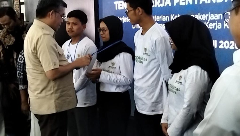 Manaker Yassierli menyematkan tanda peserta pada pembukaan acara Pelatihan dan Penempatan Tenaga Kerja Penyandanh Disabilitas di Pendopo Gede, Kabupaten Boyolali, Jawa Tengah, Jumat 31 Juli 2026. (Foto: Agatha Janendra)