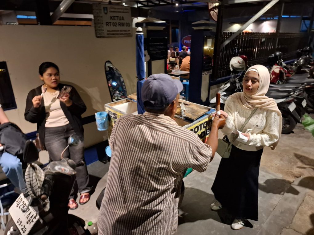 Jajan Lokal by Padma tak hanya menyenangkan pelanggan Padma SOC namun juga membantu pedagang kecil di tengah kondisi ekonomi saat ini. (Foto: Putri Sejati)