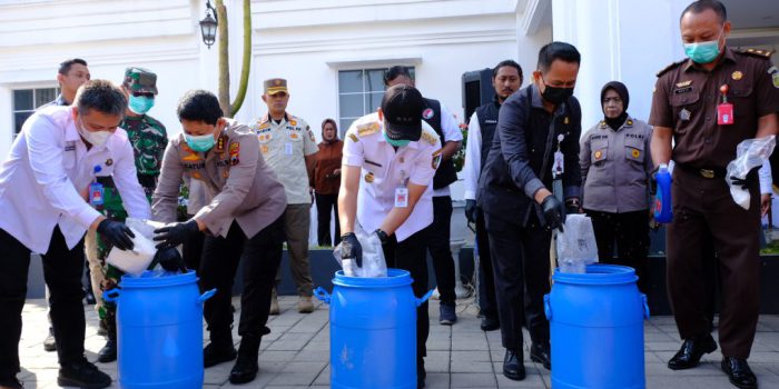 pemusnahan sabu Pemusnahan barang bukti sabu seberat 3,5 kilogram di halaman Mako 2 Polresta Solo, Jawa Tengah, Rabu 5 Agustus 2026. (Foto: Putri Sejati)