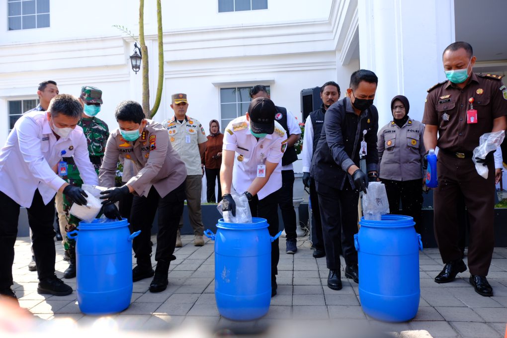 Pemusnahan barang bukti sabu seberat 3,5 kilogram di halaman Mako 2 Polresta Solo, Jawa Tengah, Rabu 5 Agustus 2026. (Foto: Putri Sejati)